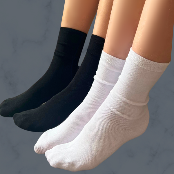 Product photo of black and white Soothe Step Seamless Socks for Kids from Comfort on the Spectrum.