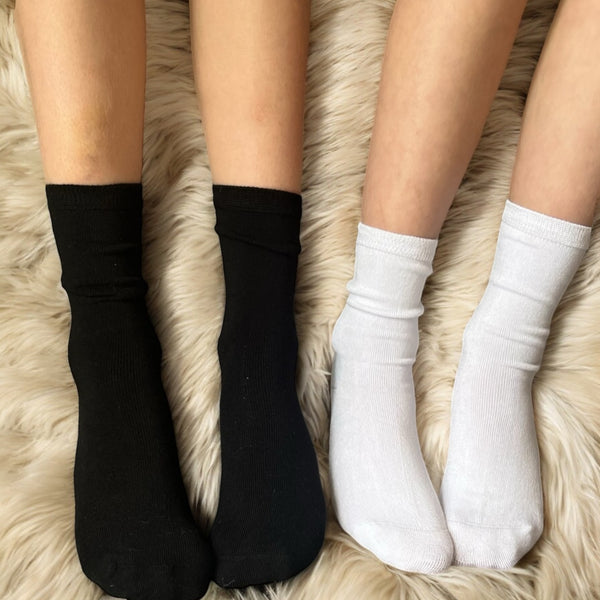 A product photo of black and white soothe step seamless socks from Comfort on the Spectrum.