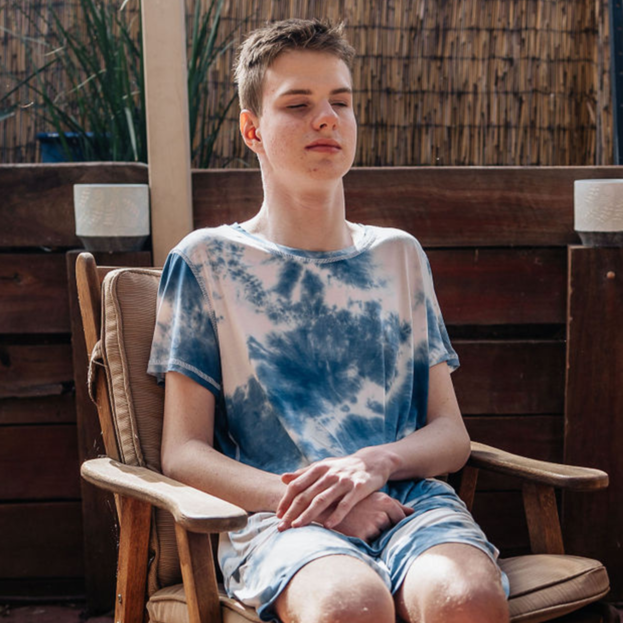 A man wearing the Sea breeze bamboo t shirt from Comfort on the Spectrum.